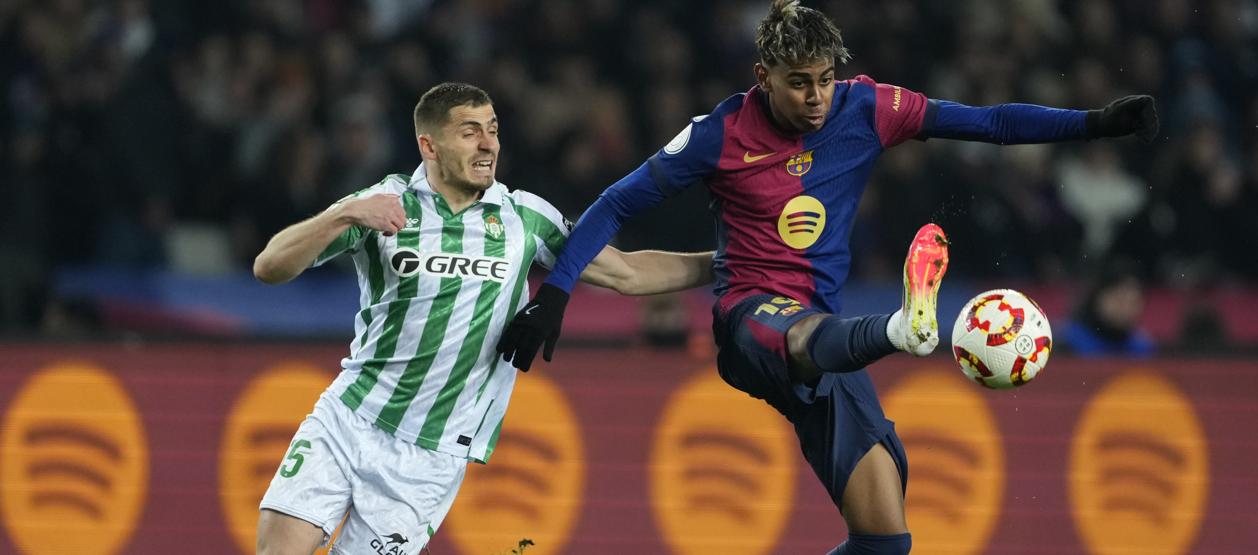 Lamine Yamal domina la pelota ante la marca de Romain Perraud.