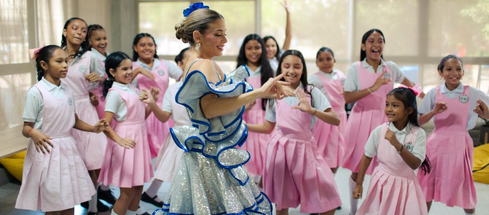 La Reina Tatiana con estudiantes de la IED Pies Descalzos