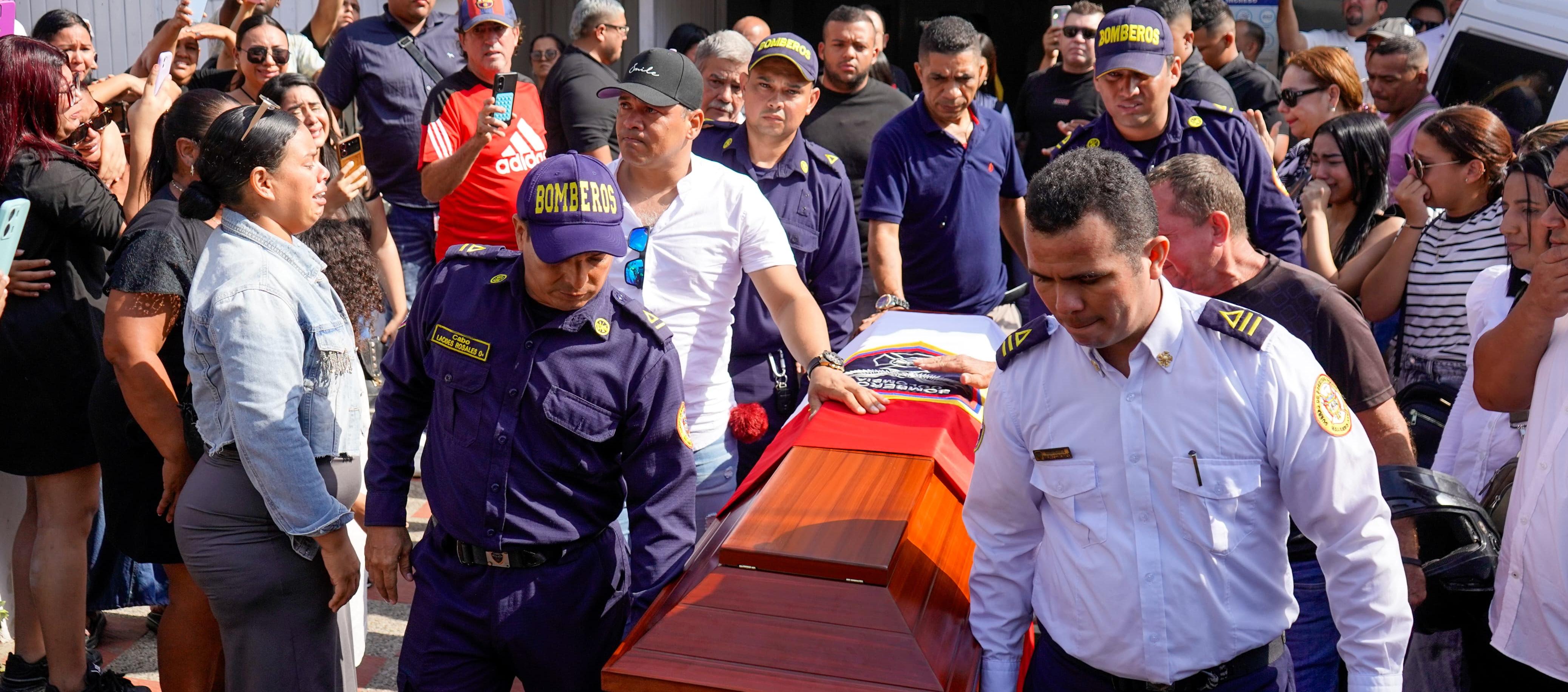 Momento en que era sacado de la funeraria el cuerpo de Zair Guette. 
