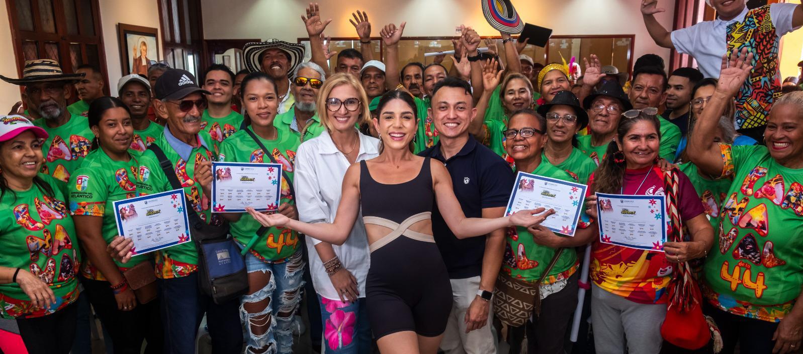 Hacedores recibiendo sus becas. 