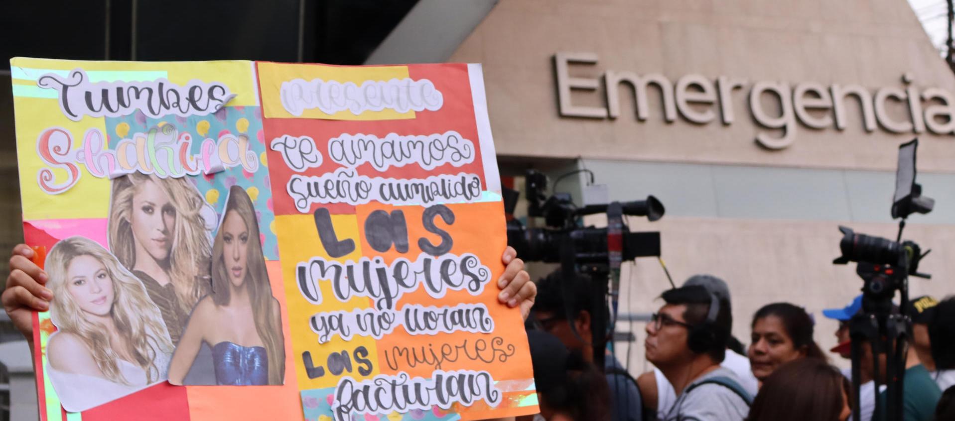 Seguidores de Shakira a las afueras del Estadio Nacional.