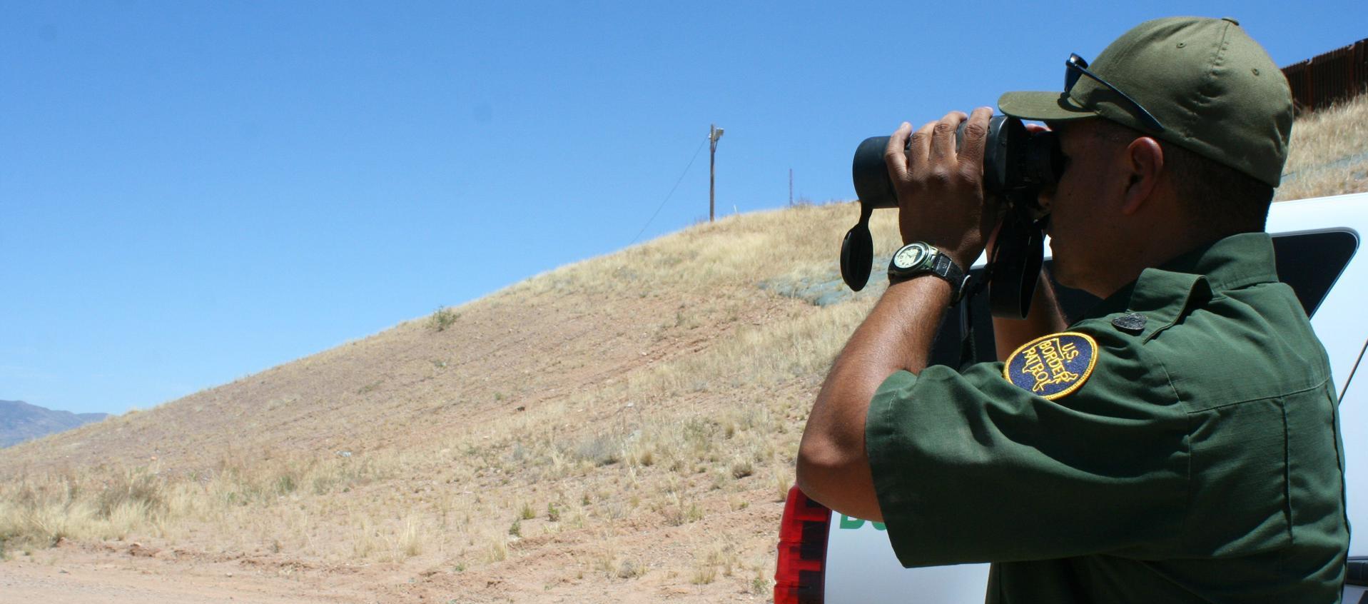 Agente de la Patrulla Fronteriza de Estados vigila el paso ilegal de migrantes.