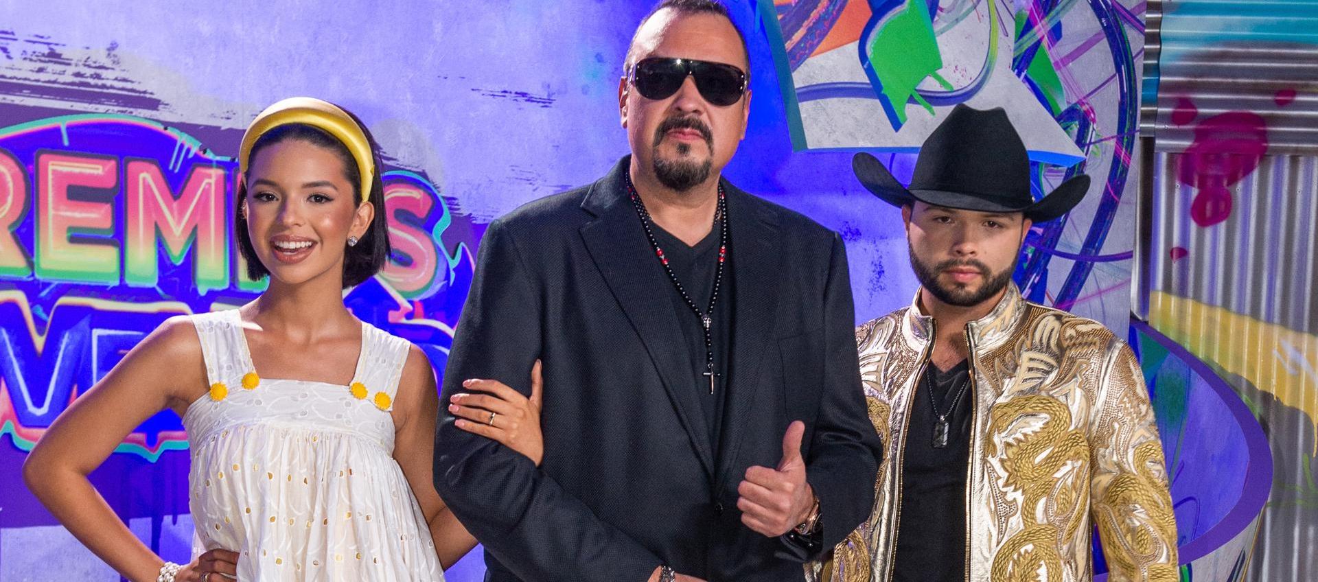  Pepe Aguilar, en medio de sus hijos Leonardo y Ángela.