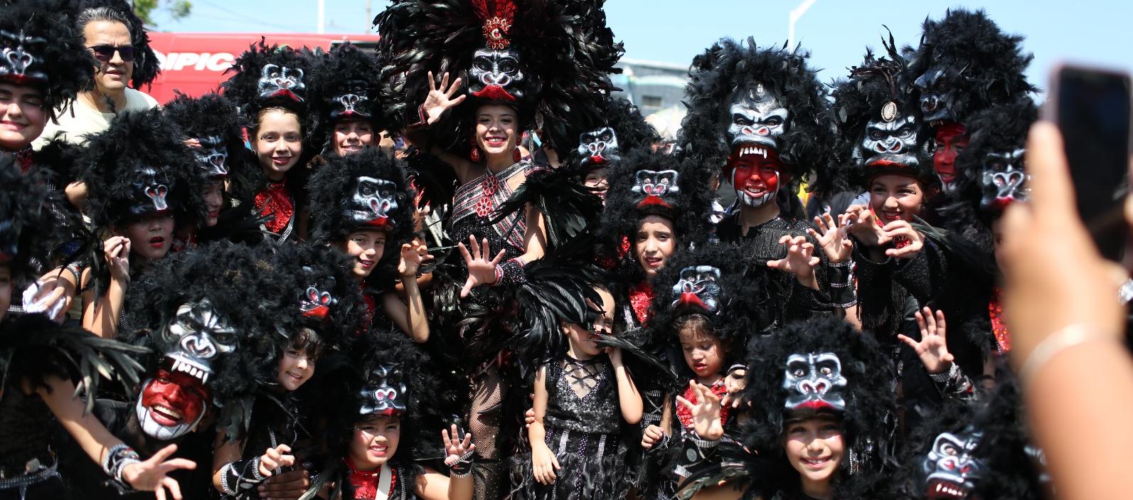 La reina y el semillero de la comparsa 'Los gorilas'.