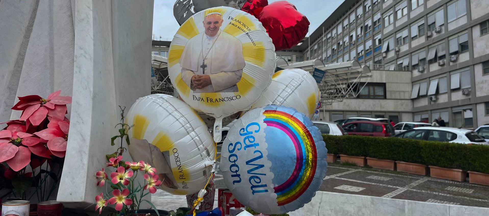 Cartas, globos y flores se acumulan en las puertas del hospital Gemelli en Roma-