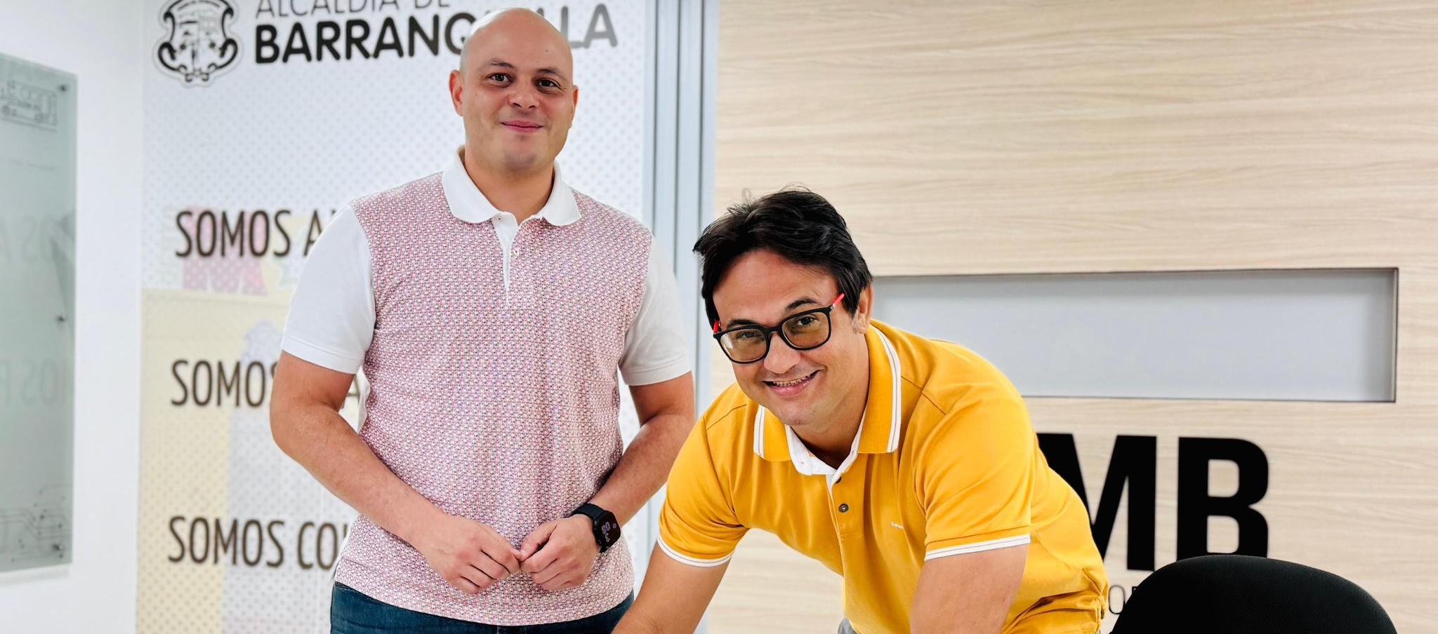 El director de la AMB, Libardo García y el Alcalde de Juan de Acosta, Carlos Fidel Higgins.