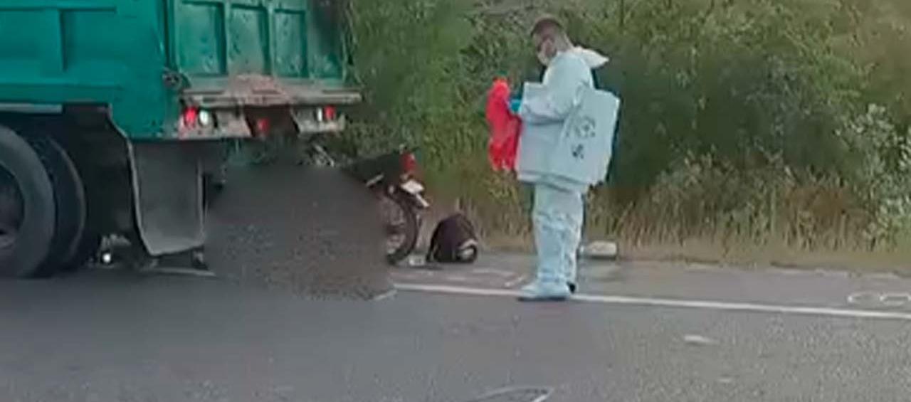 La Policía de Tránsito realizando la inspección del cuerpo del motociclista. 