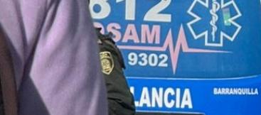 El motociclista quedó muerto en la mitad de la vía. 