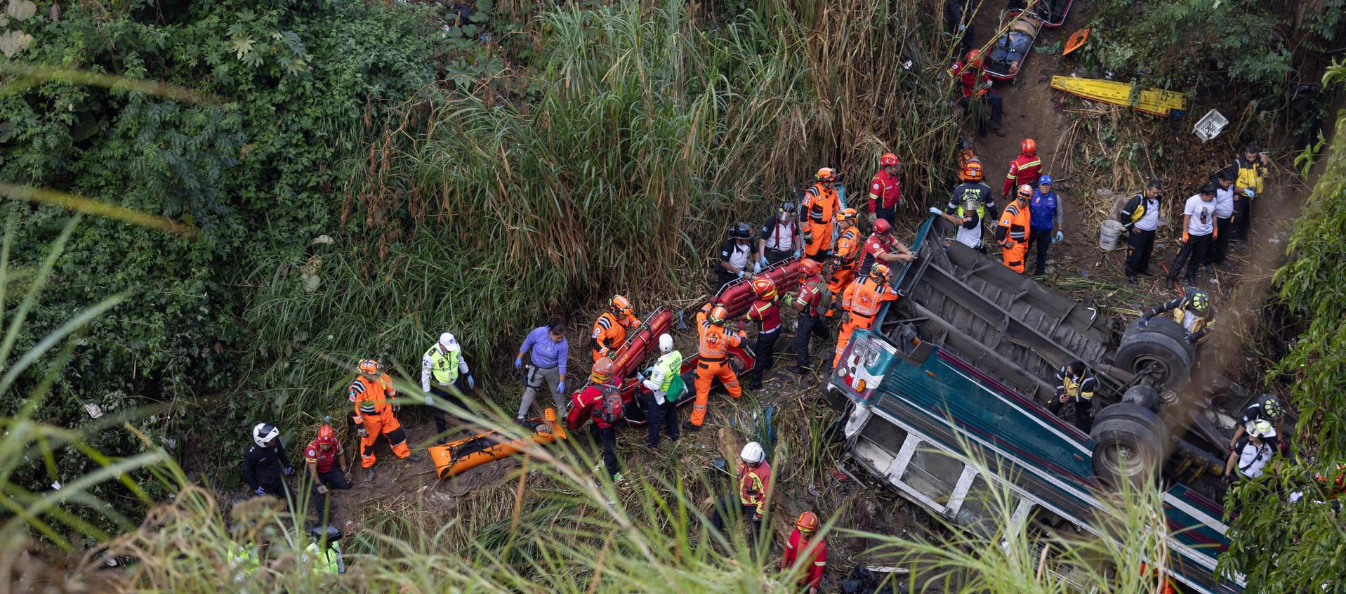 Los organismos de socorro en el lugar del accidente. 