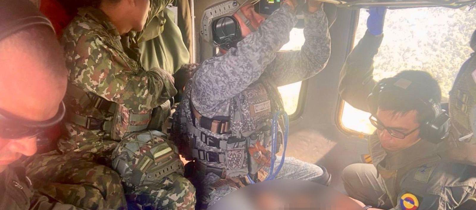 Traslado de los dos soldados heridos.