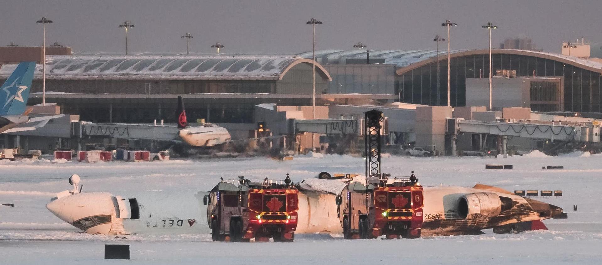 El avión quedó boca arriba y sin alas tras impactar contra la pista.