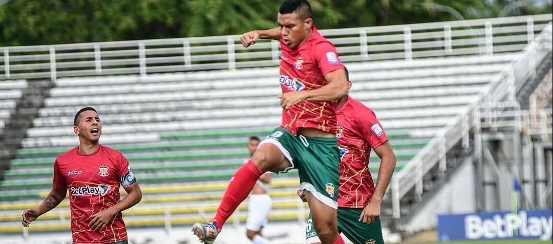Stiwart Acuña celebrando uno de sus goles.