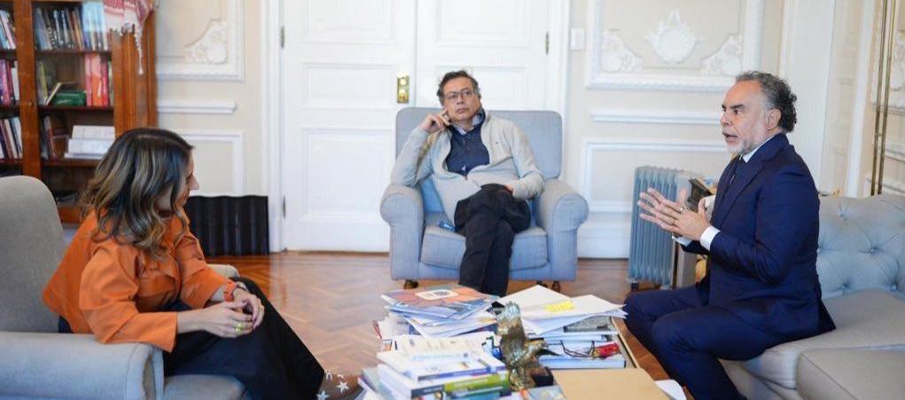 Una reunión entre Laura Sarabia, Gustavo Petro y Armando Benedetti.