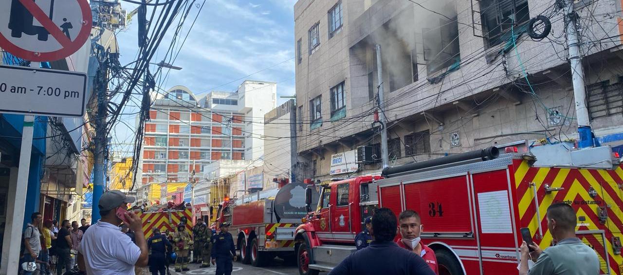 Bomberos mientras atendían la emergencia en el Centro.