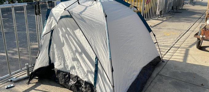 Uno de los campamentos en las afueras del estadio Metropolitano. 