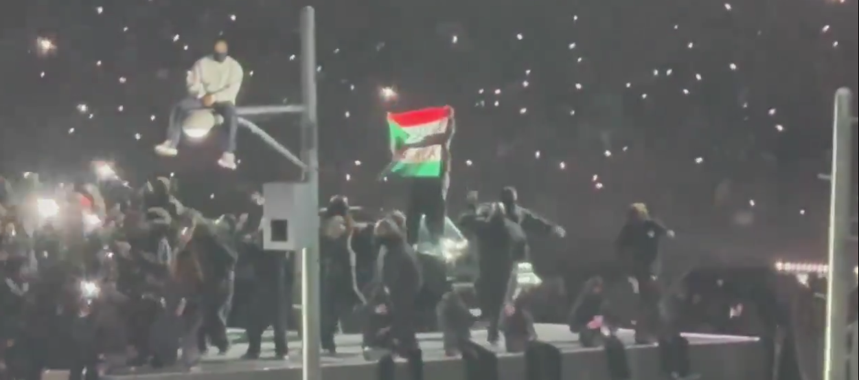Momento en que el hombre mostraba una bandera de Palestina. 