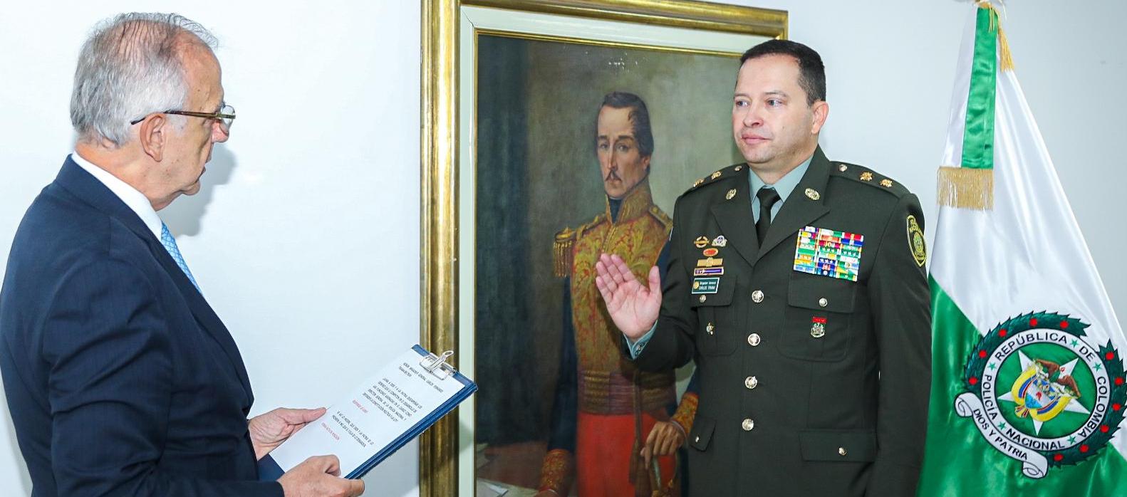 General Carlos Triana posesionándose como director de la Policía ante MinDefensa, Iván Velásquez.