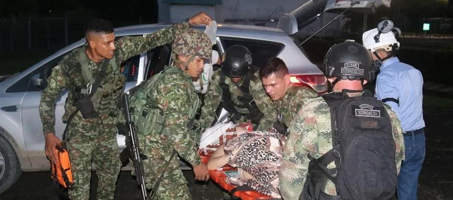 Integrantes de las Fuerzas Militares asisten a persona herida por conflicto en el Catatumbo.