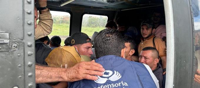 Personas siendo rescatadas de la violencia en el Catatumbo.