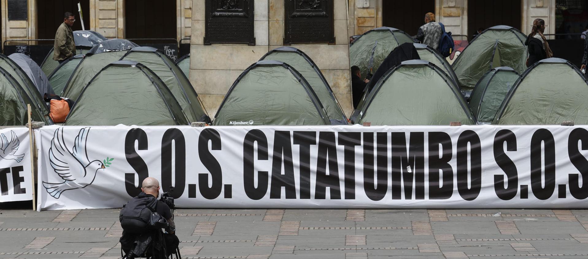 Campesinos pidiendo ayuda para el Catatumbo en la Plaza de Bolívar, en Bogotá. 