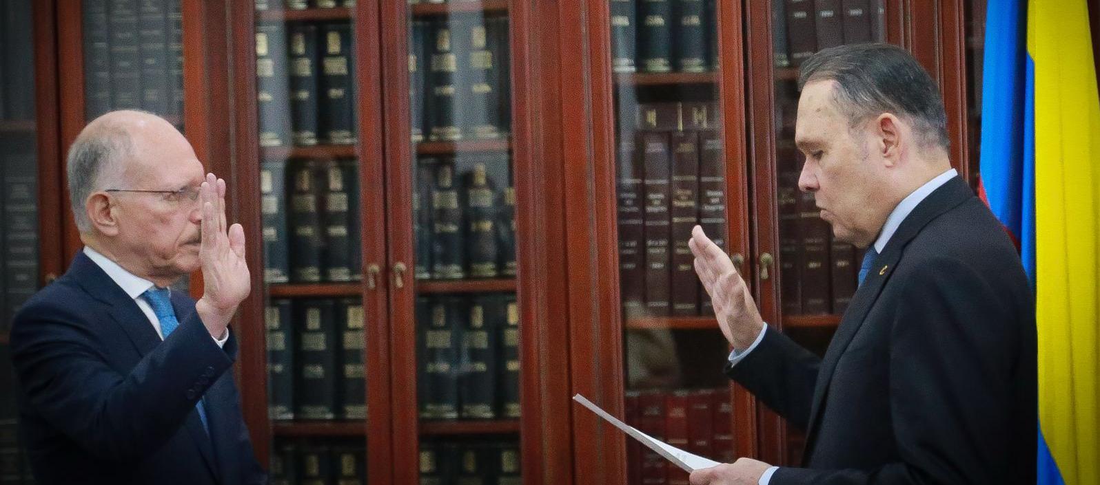 Temístocles Ortega juramentando ante el presidente del Senado, Efraín Cepeda.