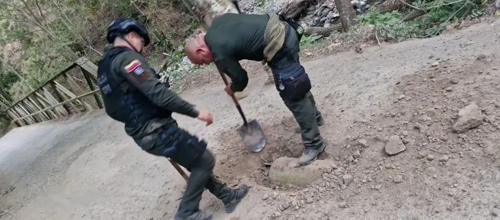 Autoridades desactivando los artefactos explosivos.