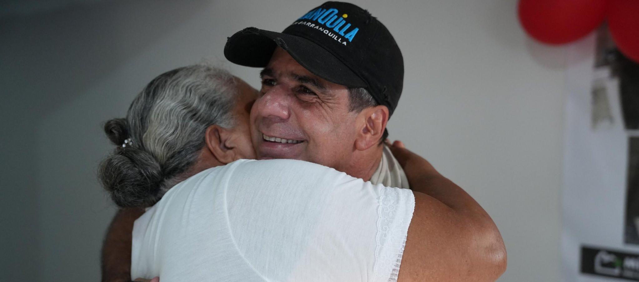 El Alcalde de Barranquilla, Alex Char, con una beneficiaria del programa de mejoramiento de vivienda.