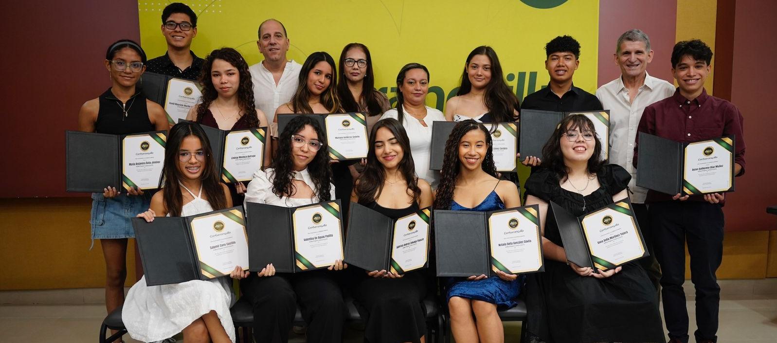 Los estudiantes que recibieron la beca. 