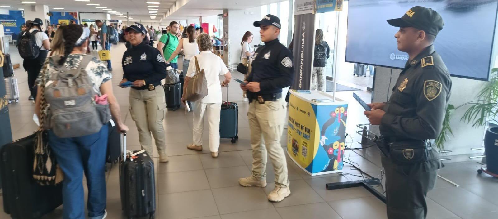 Llegada de viajeros en el aeropuerto Ernesto Cortissoz.
