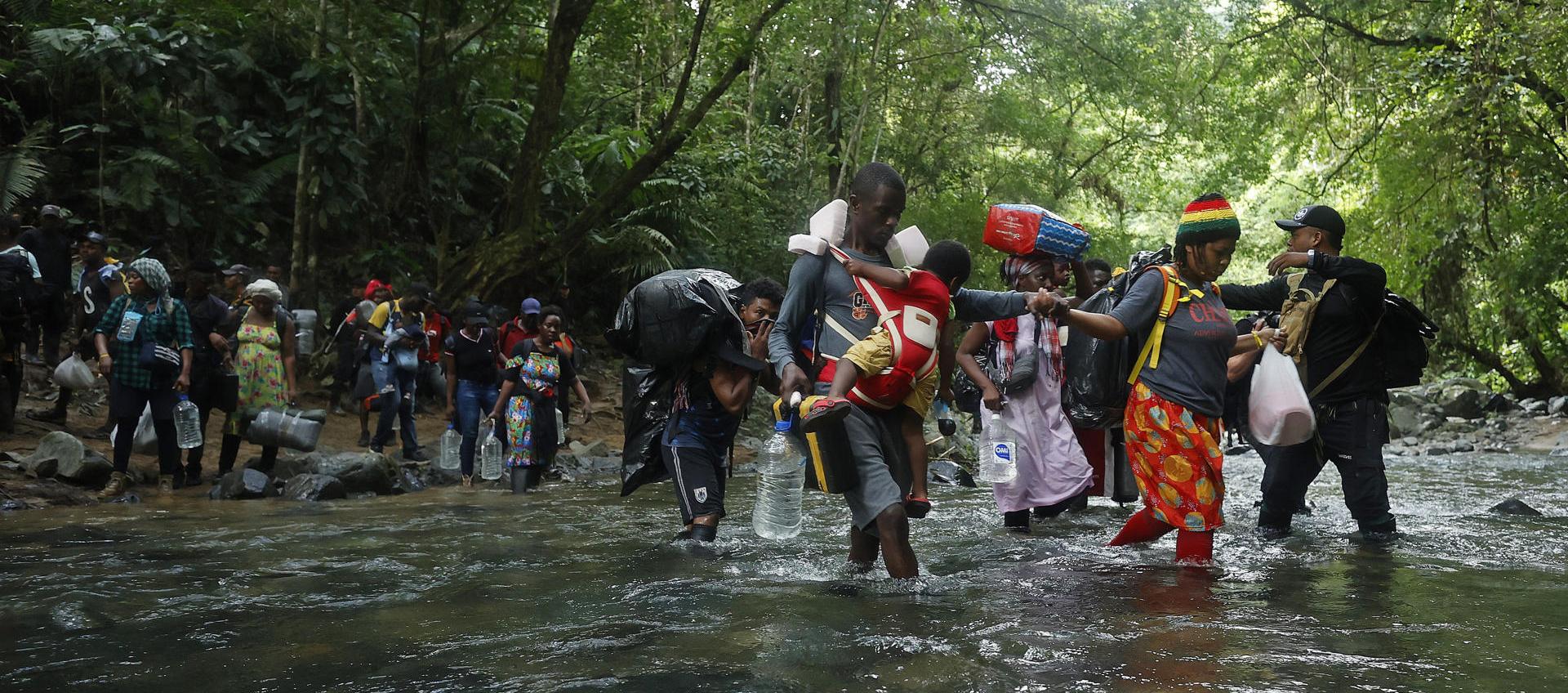 Migrantes caminando por el Tapón del Darién.