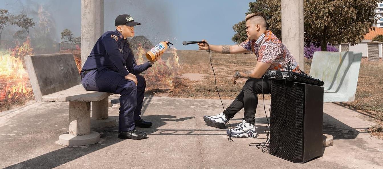 Zair Guette en una foto donde mostró sus dos facetas: bombero y cantante. 
