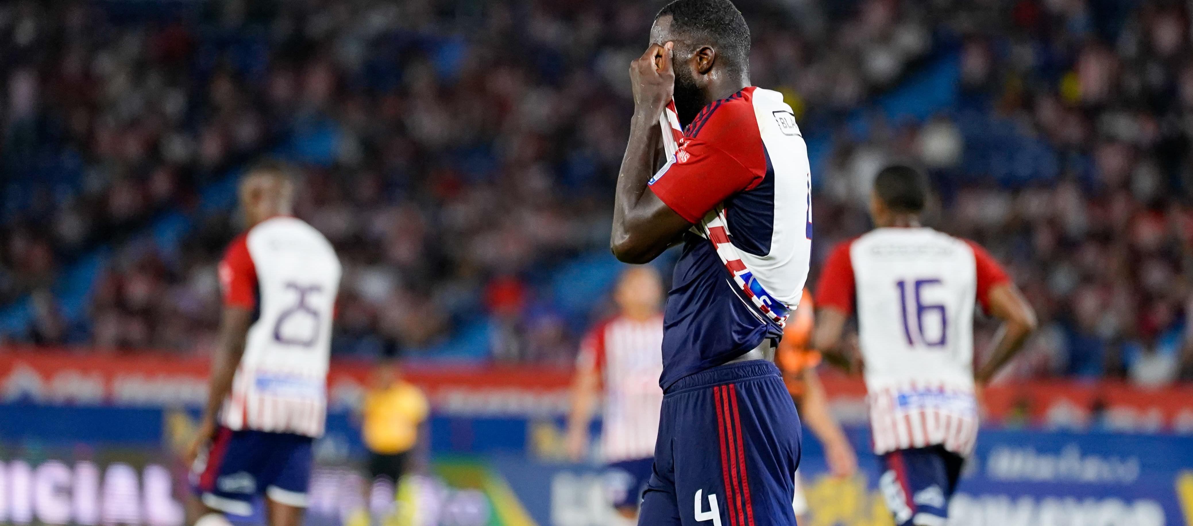 La decepción de los jugadores tras perder con Envigado. 