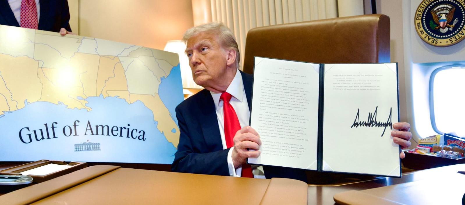 Trump al firmar la designación del 9 de febrero como 'Día de Golfo de América'. 