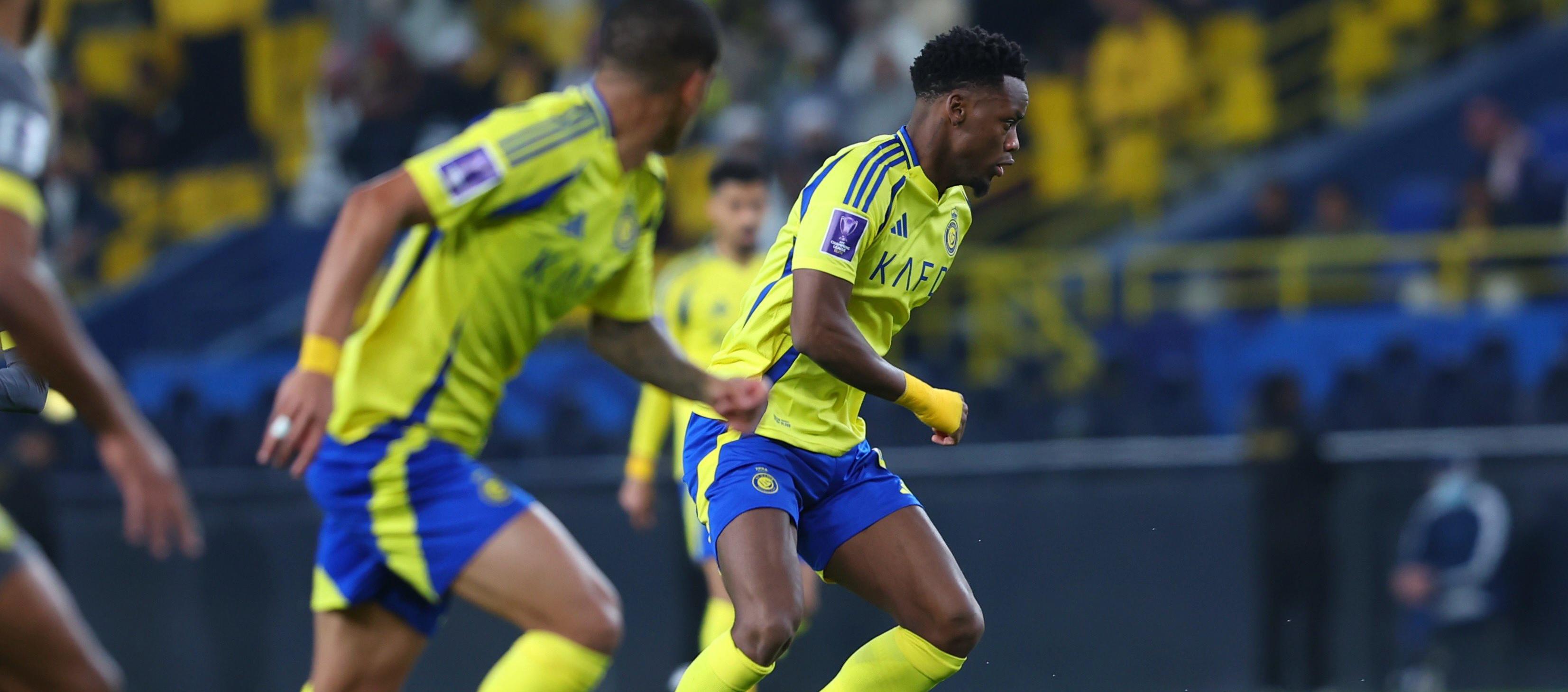 Jhon Durán en acción de juego.