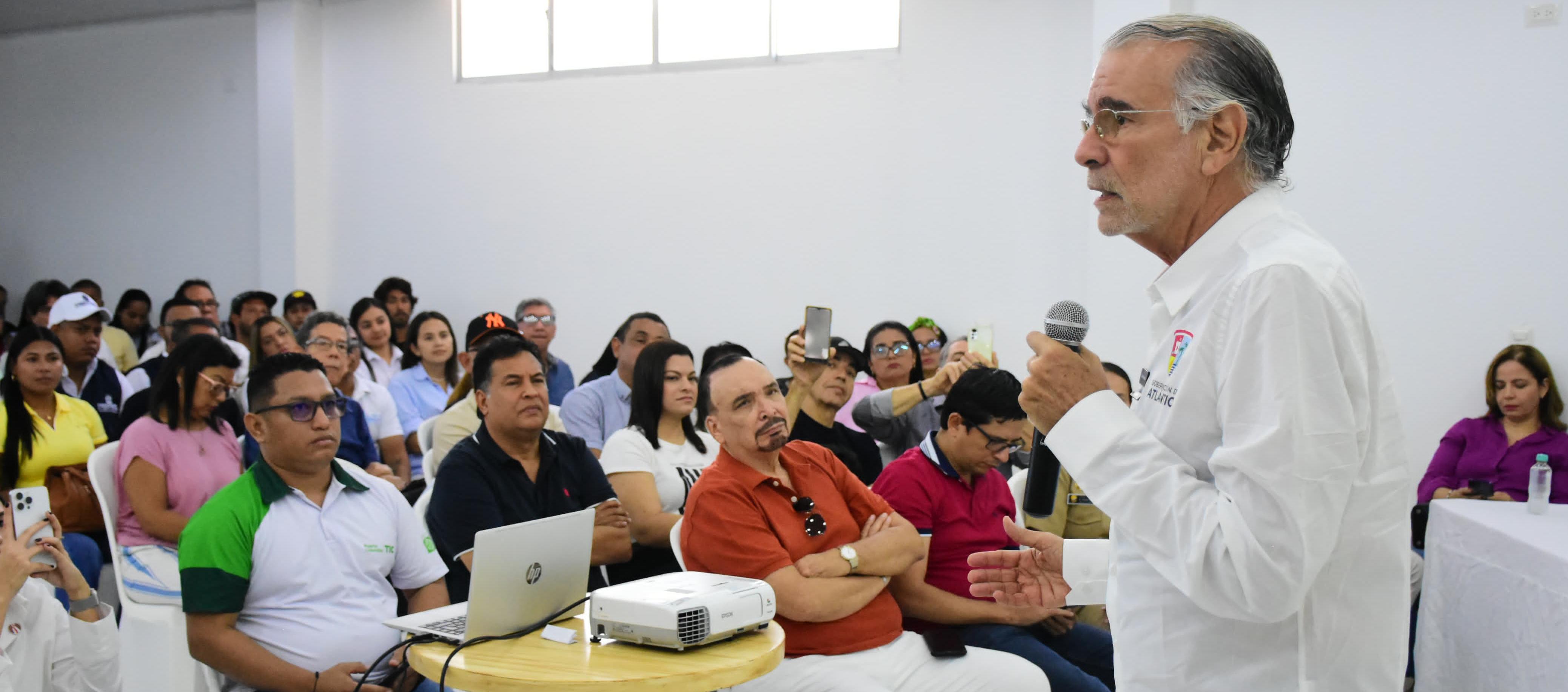 El Gobernador Eduardo Verano socializando el Gran Malecón del Mar en Puerto Colombia.