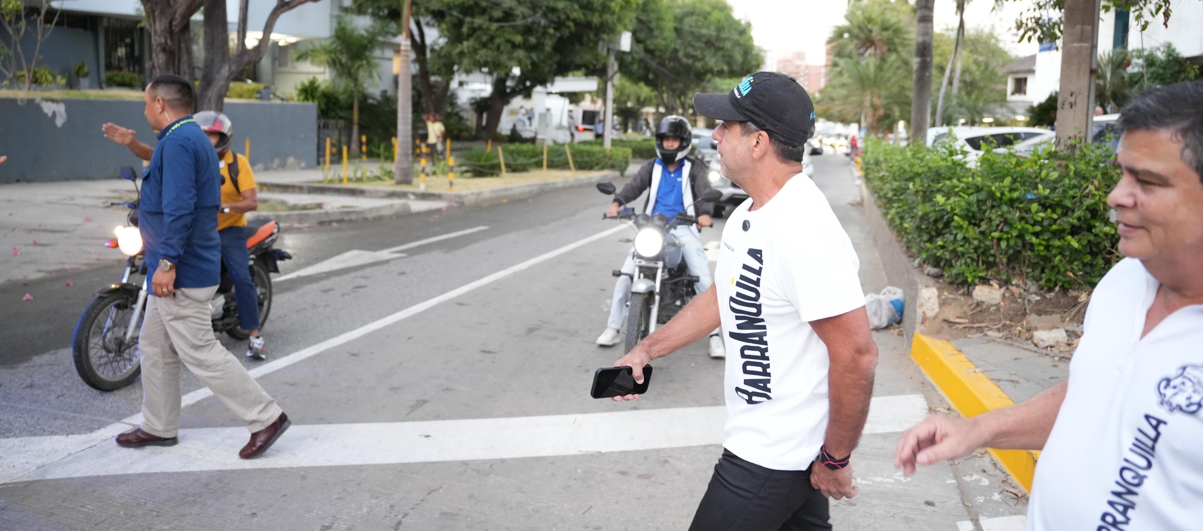 Alcalde Char durante la entrega de la obra de ampliación de vías. 