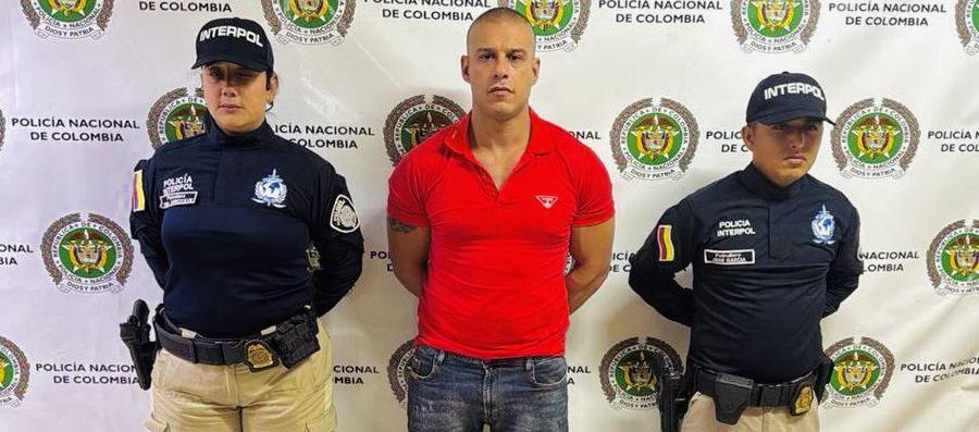 El capturado junto a las autoridades.