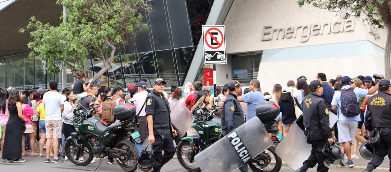 Los fanáticos de Shakira a las afueras de la clínica de Lima donde fue internada.