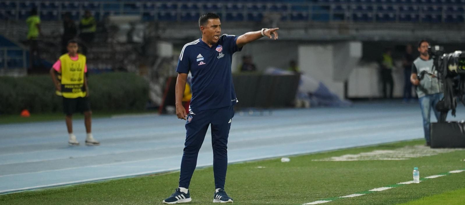 César Farías dirigiendo a Junior en un partido.
