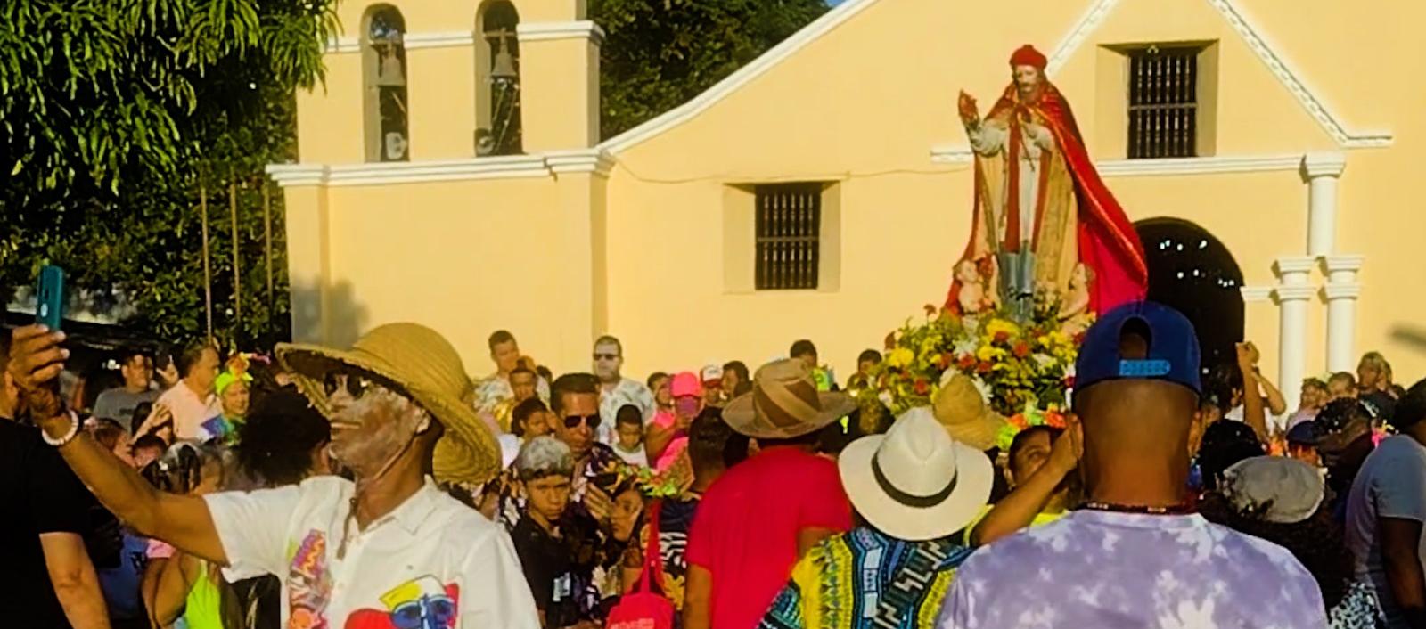 San Agatón se alista para su procesión un Sábado de Carnaval. Al fondo, la iglesia San Jerónimo de Mamatoco.