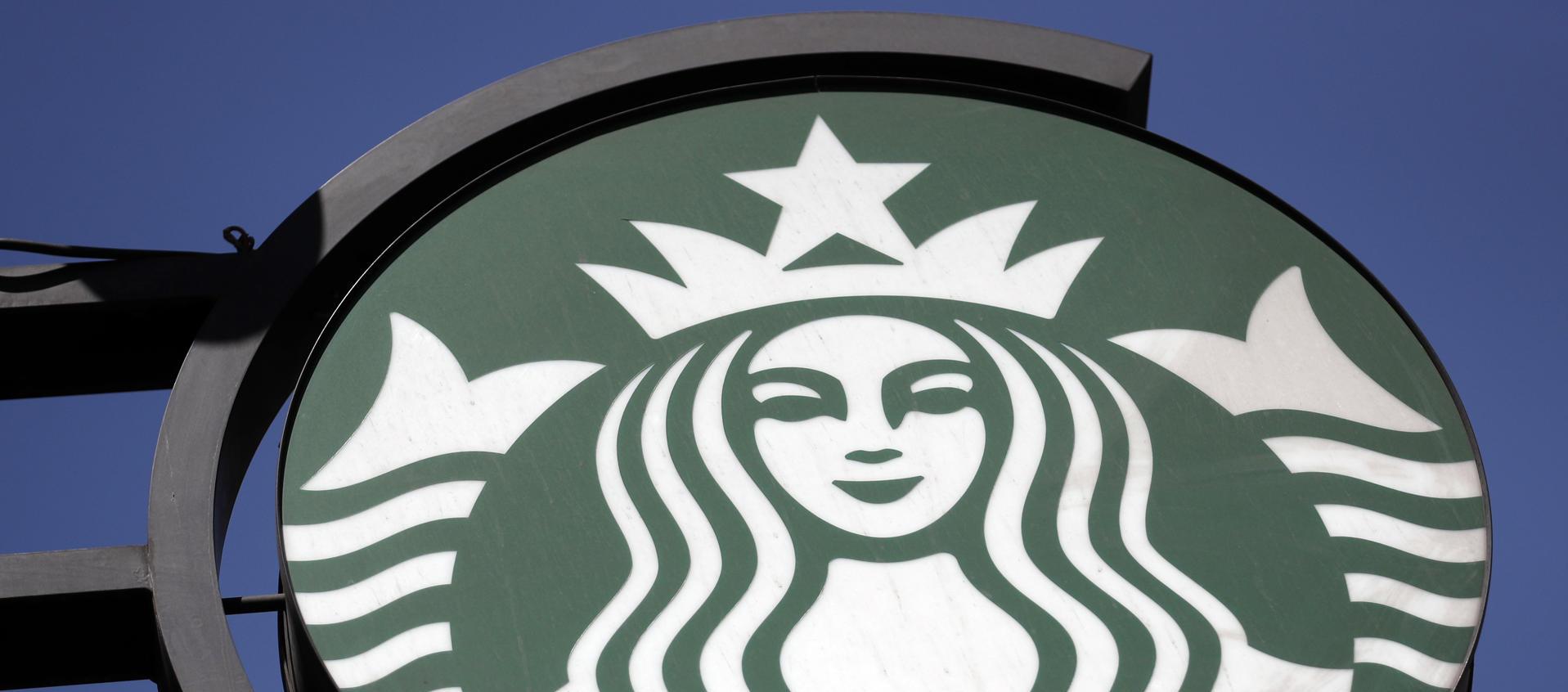 Fotografía de un logotipo de Starbucks.