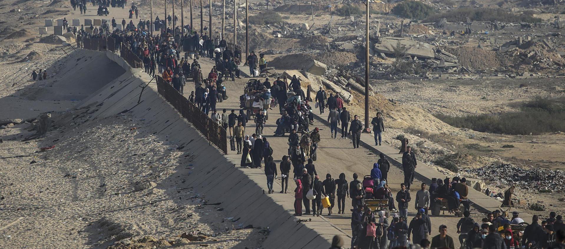 Palestinos volviendo a Gaza.