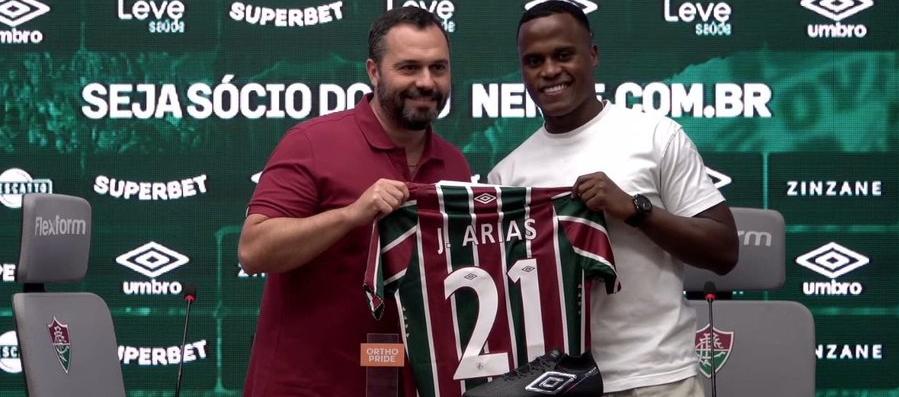 Jhon Arias en la presentación de su renovación.