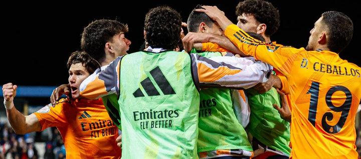 Jugadores del Real Madrid celebrando el gol en el final.