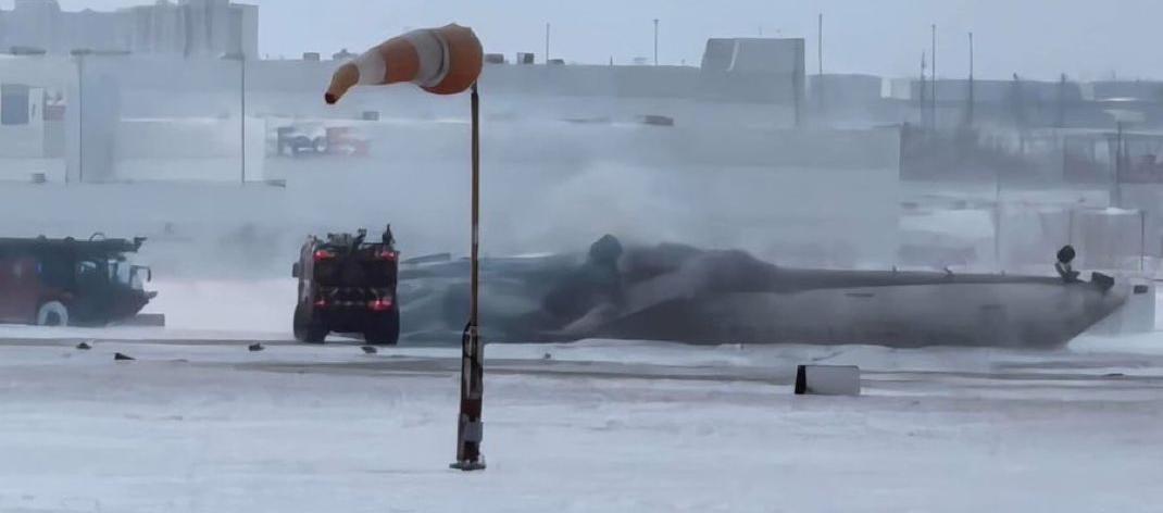 El avión terminó volteado.