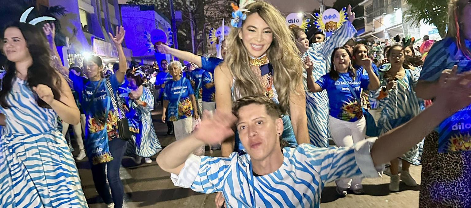 La gerente de Ciudad, Ana María Aljure, con uno de los participantes.