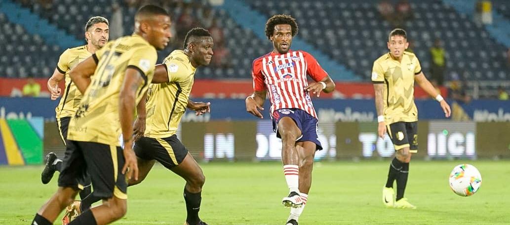 Acción de juego entre Junior y Águilas.