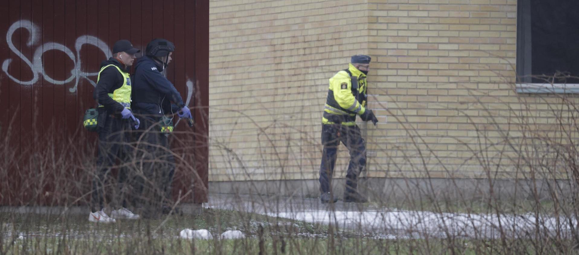 Las fuerzas policiales están desplegadas en la Escuela Risbergska en Örebro, Suecia.