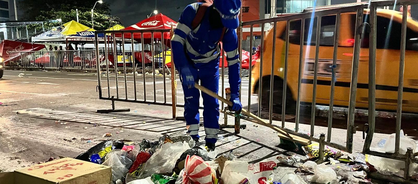 Operario de Triple A durante una jornada de limpieza. 