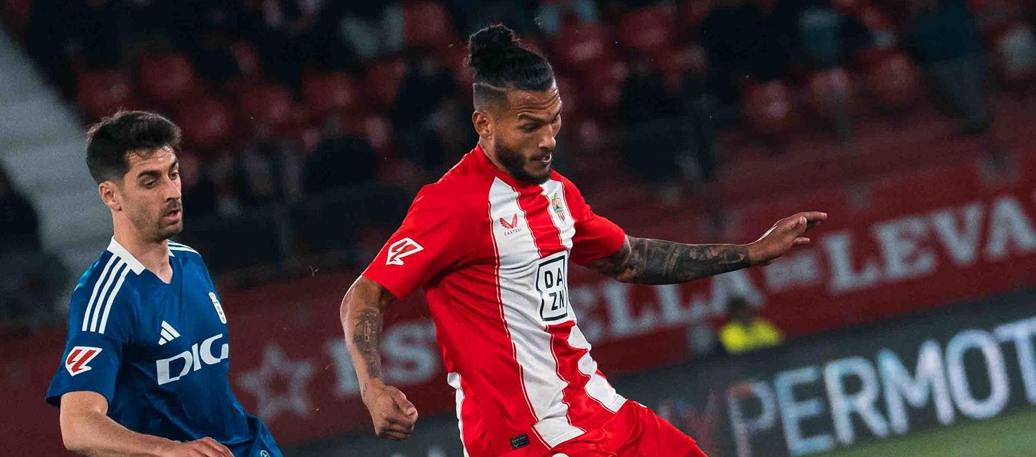 Luis Suárez en una escena del partido ante Real Oviedo.